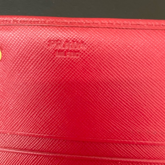 Prada - Picture 4 of 6